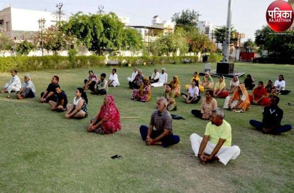 World Yoga Day 2023: यहां योग गुरुओं ने करवाया सूर्य नमस्कार-प्राणायाम, देखें ये तस्वीरें...