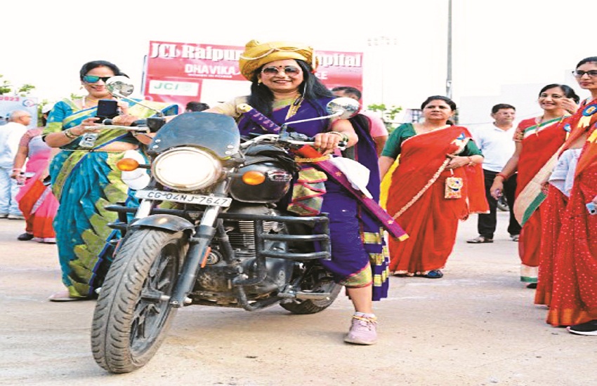 धाविका रन इन साड़ी... बुलेट में झांसी की रानी