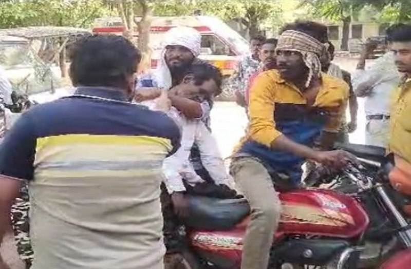 एंबुलेंस न आने पर पिता को अस्पताल बाइक से ले जा रहा था बेटा, पिता ने रास्ते में तोड़ा दम