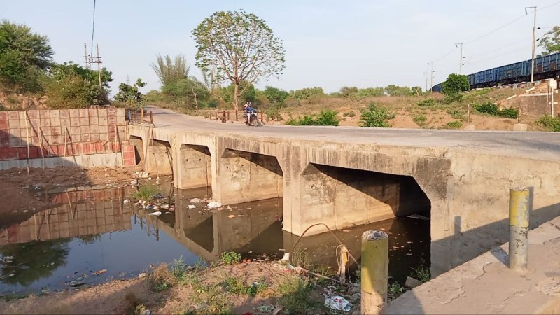 इटारसी : रेलवे न्यू यार्ड क्षेत्र में बिना सुरक्षा दीवार की पुल-पुलिया