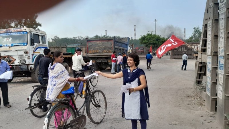 देखो.. मरोदा गेट में वेतन समझौता के लिए सीटू ने किया पर्चा वितरण