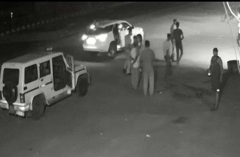 आईपीएस पुलिस अफसर की दबंगाई, सीसीटीवी में नजर आई...देखें वीडियो