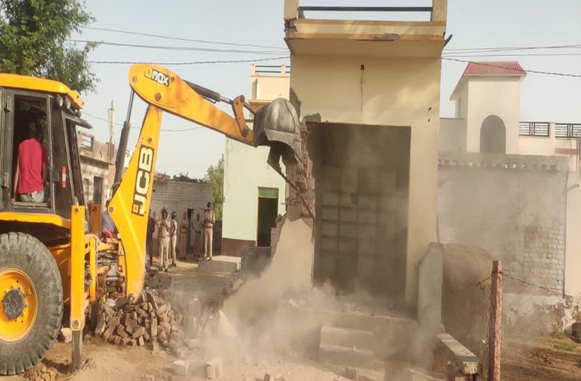 हिस्ट्रीशीटर के पिता के मकान पर चला बुलडोजर, बोल उठा बाप, मेरा घर तो...