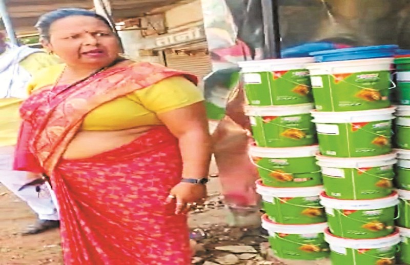 This woman abuses obscenely, threatens to kill the shopkeeper