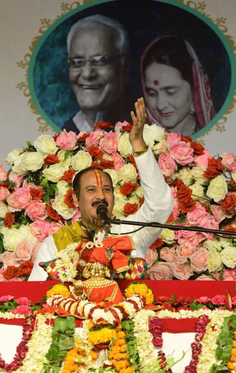 पंडित प्रदीप मिश्रा बोले: पानी में डूबकर मरने वाले कम हैं, प्याली में डूबकर मरने वाले ज्यादा