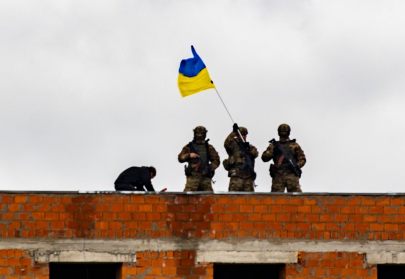 ukraine_soldiers_waving_flag_of_their_country.jpg