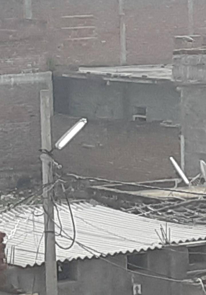 दिन में जल रही स्ट्रीट लाइट, बिजली खपत की नहीं परवाह