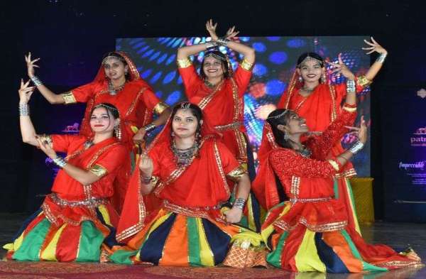 भीलवाड़ा के नगर परिषद सभागार में आयोजित राजस्थान पत्रिका के शैक्षणिक अनुभाग पत्रिका इन एजुकेशन (पाई) के तहत नृत्य करती युवतिया एवं महिलाएं।