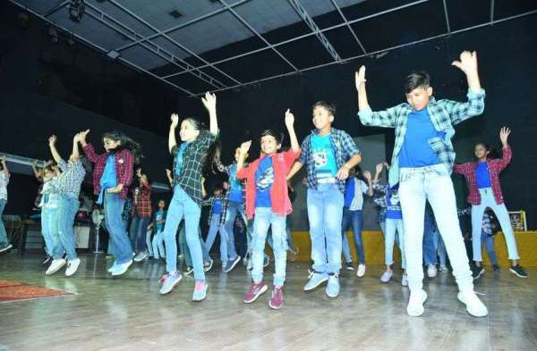 भीलवाड़ा के नगर परिषद सभागार में आयोजित राजस्थान पत्रिका के शैक्षणिक अनुभाग पत्रिका इन एजुकेशन (पाई) के तहत नृत्य करते युवक।