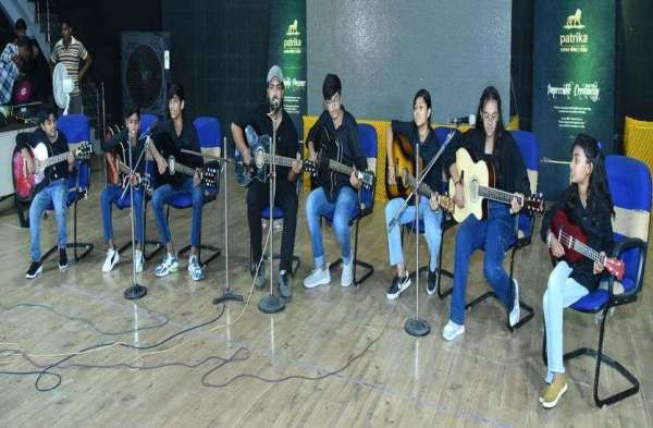 भीलवाड़ा के नगर परिषद सभागार में आयोजित राजस्थान पत्रिका के शैक्षणिक अनुभाग पत्रिका इन एजुकेशन (पाई) के तहत गिटार बजाते प्रतिभागी।