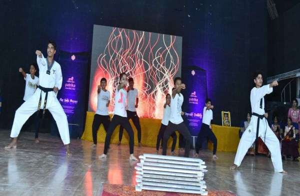 भीलवाड़ा के नगर परिषद सभागार में आयोजित राजस्थान पत्रिका के शैक्षणिक अनुभाग पत्रिका इन एजुकेशन (पाई) के तहत मार्शल आर्ट दिखाते प्रतिभागी।