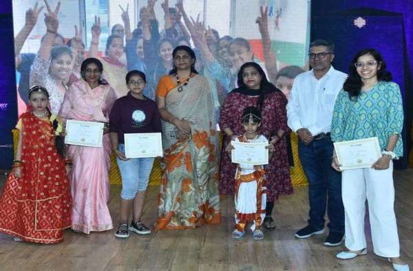 भीलवाड़ा के नगर परिषद सभागार में आयोजित राजस्थान पत्रिका के शैक्षणिक अनुभाग पत्रिका इन एजुकेशन (पाई) के तहत प्रतिभागियों को सम्मानित करते अतिथि।