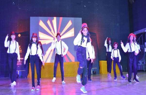 भीलवाड़ा के नगर परिषद सभागार में आयोजित राजस्थान पत्रिका के शैक्षणिक अनुभाग पत्रिका इन एजुकेशन (पाई) के तहत नृत्य करते बच्चे।