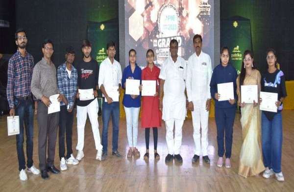 भीलवाड़ा के नगर परिषद सभागार में आयोजित राजस्थान पत्रिका के शैक्षणिक अनुभाग पत्रिका इन एजुकेशन (पाई) के तहत फैकल्टी को सम्मानित करते अतिथि।