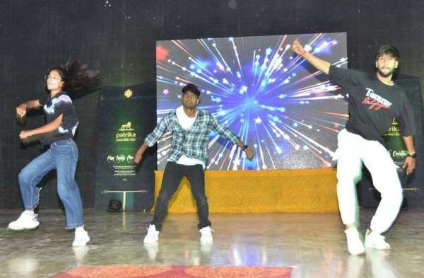 भीलवाड़ा के नगर परिषद सभागार में आयोजित राजस्थान पत्रिका के शैक्षणिक अनुभाग पत्रिका इन एजुकेशन (पाई) के तहत नृत्य करके युवक।