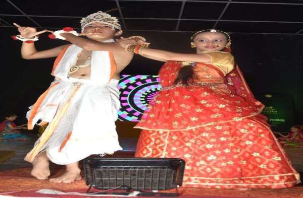 भीलवाड़ा के नगर परिषद सभागार में आयोजित राजस्थान पत्रिका के शैक्षणिक अनुभाग पत्रिका इन एजुकेशन (पाई) के तहत फैशन शो में राधा कृष्ण बने बच्चे।
