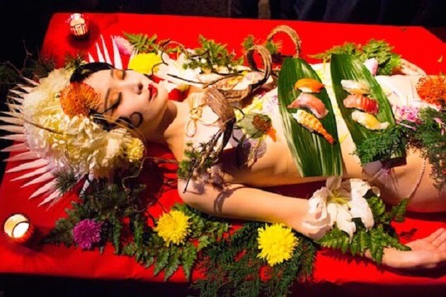japan_famous_restaurant_food_served_on_the_naked_body_of_the_girl.jpg