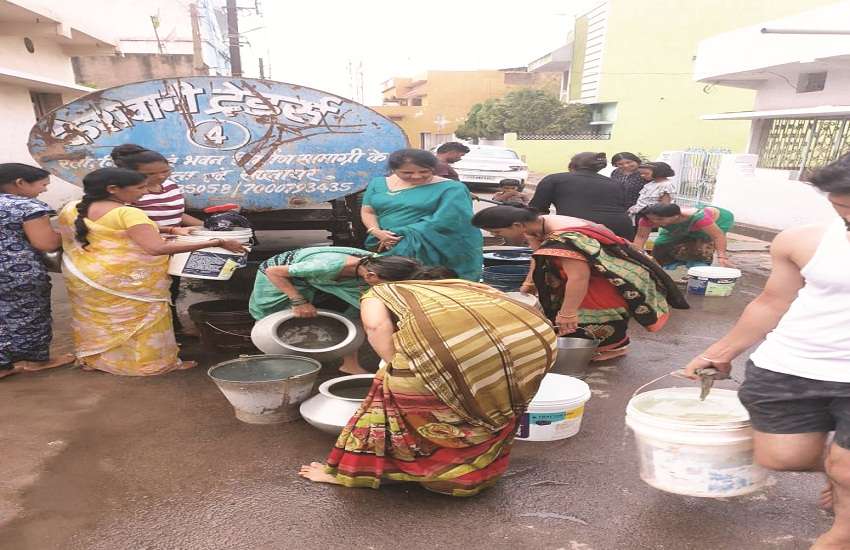 Water Problem: जल और गड्ढे: दोनों से जूझ रही जनता