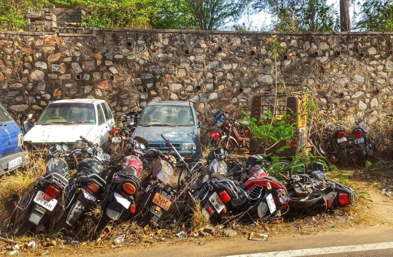 Video : वर्षों से थानों के बाहर खड़ी जब्त गाडिय़ां, सड़क बनी भंगार, देखें वीडियो