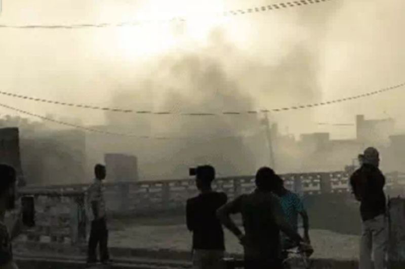 fire broke out firecracker factory in sambhal man houses collapsed