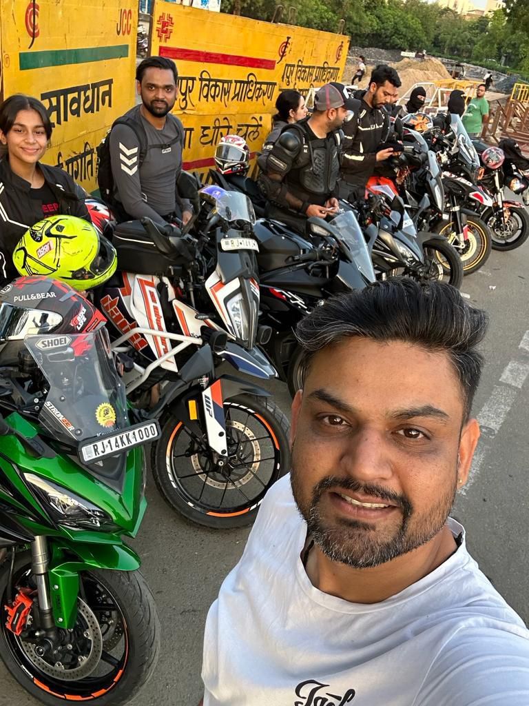 सुपरबाइक से फॅमिली मेंबर्स के साथ घूम रहे देश के सबसे खतरनाक रोड ट्रिप एडवेंचर पर