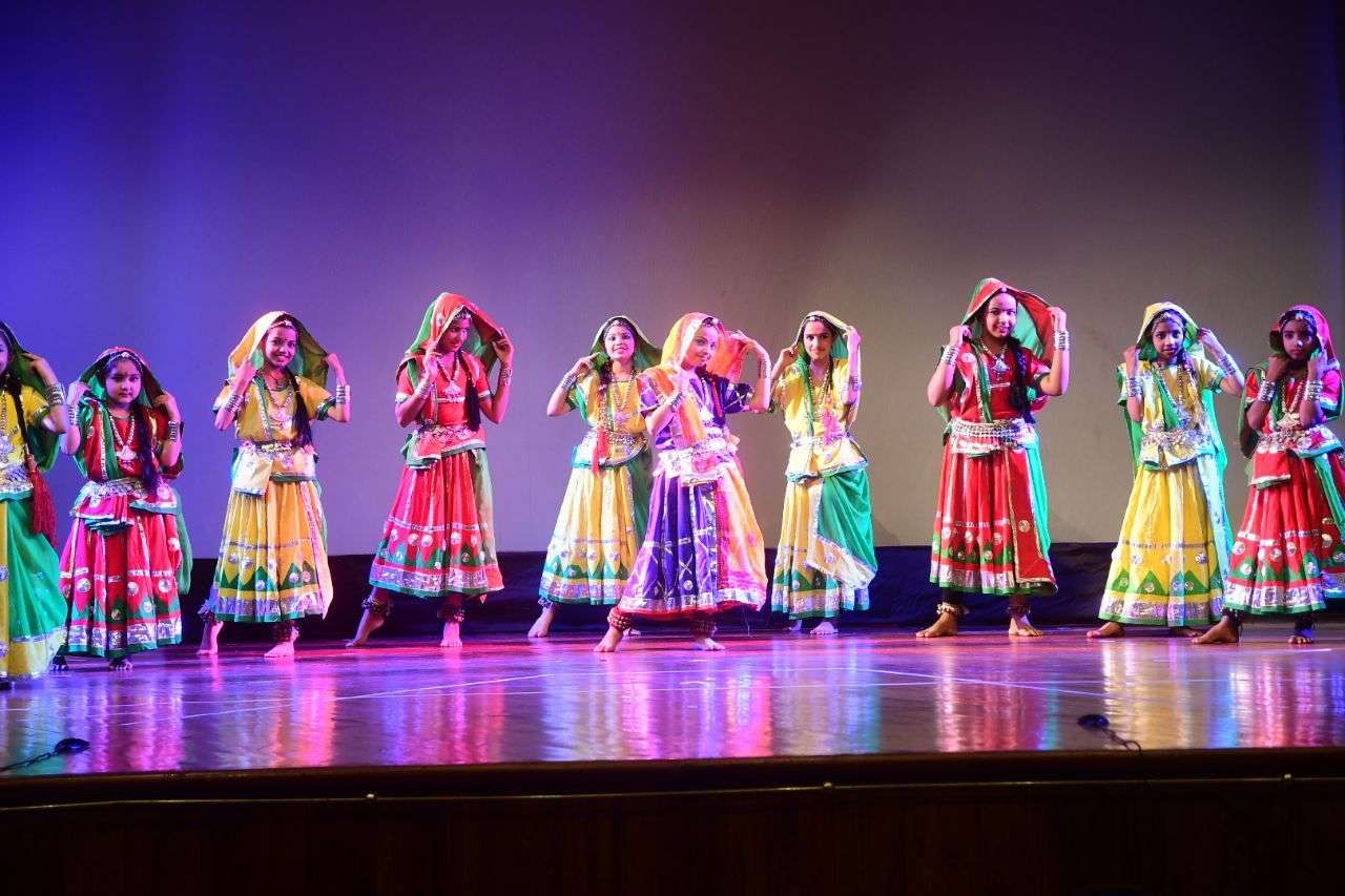 हनुमान चालीसा के पाठ के जरिए तो दूसरी ओर तबले पर मंदिर की घंटियां बजाकर दी प्रस्तुति