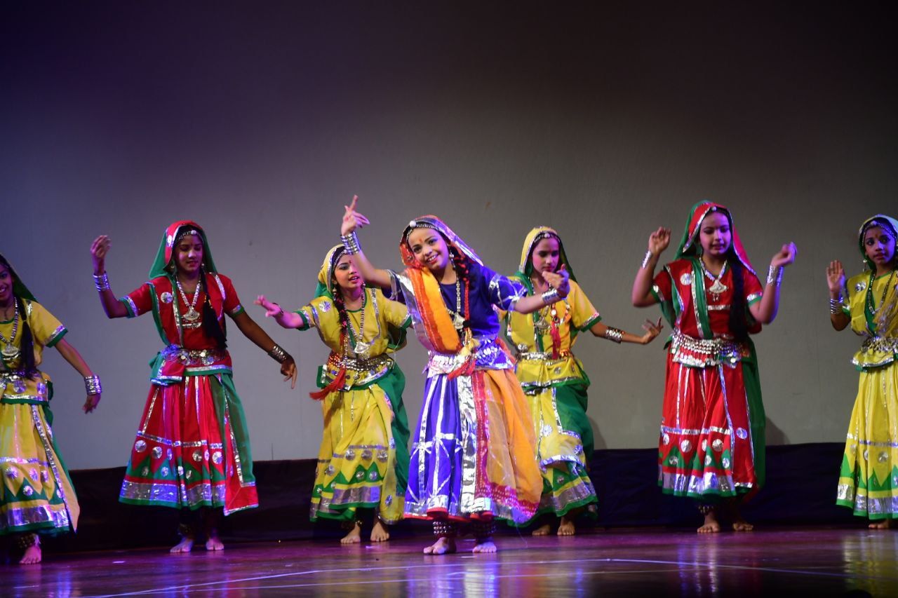 हनुमान चालीसा के पाठ के जरिए तो दूसरी ओर तबले पर मंदिर की घंटियां बजाकर दी प्रस्तुति