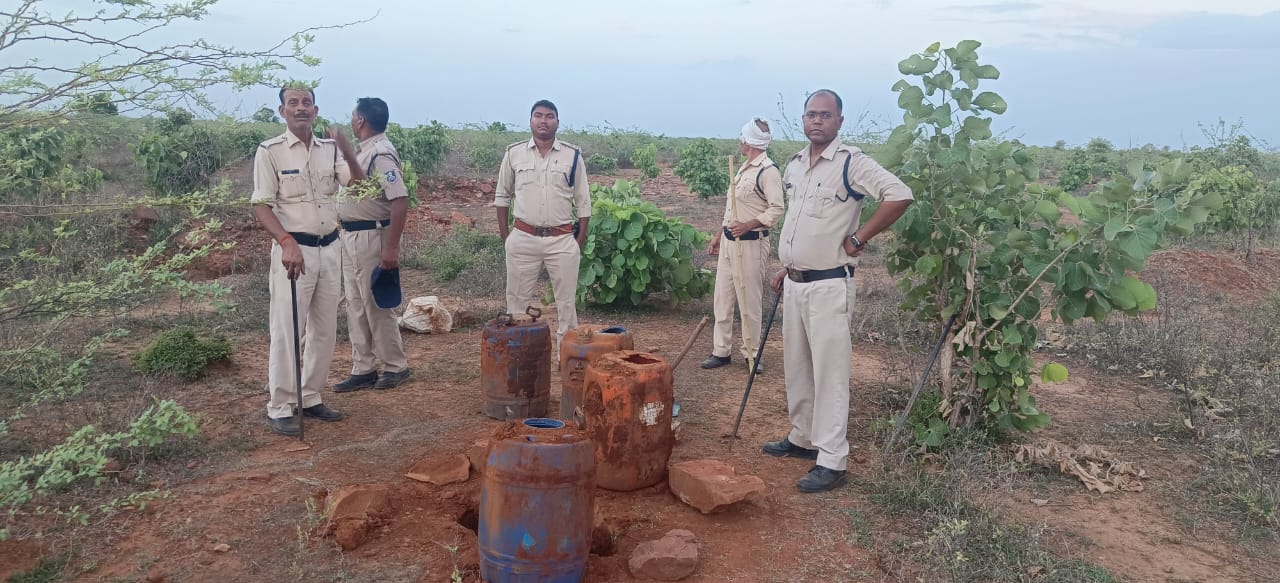 38 लीटर कच्ची शराब जब्त और 15 सौ किलो लहान नष्ट