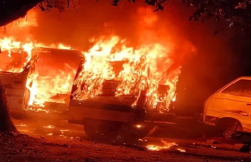 पेट्रोल पंप में हुआ धमाका, वेन जलकर हुई खाक, दो सवार लोगों ने ऐसे बचाई अपनी जान