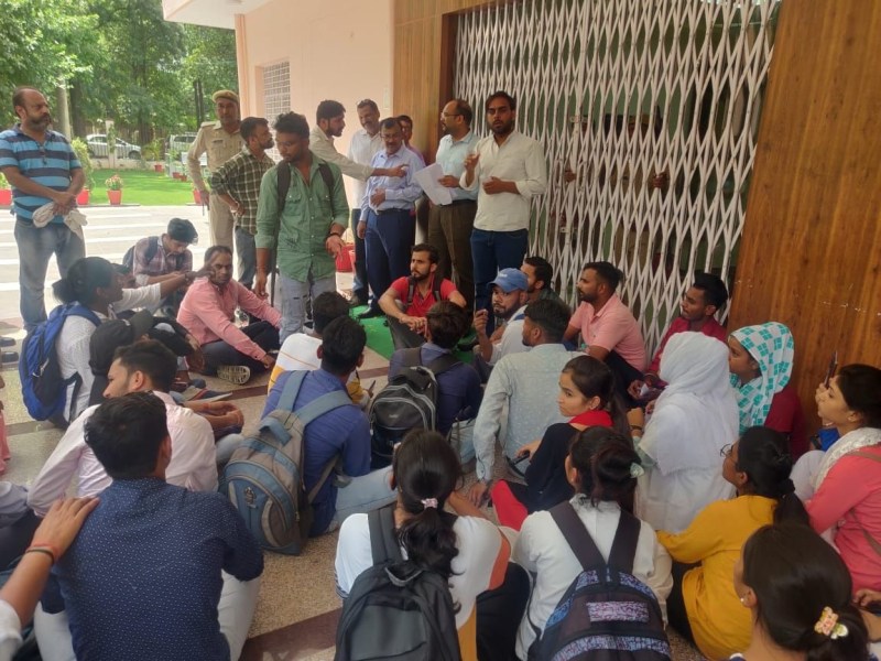 CCSU News: बीएससी नर्सिंग के छात्रों का सीसीएसयू कैम्पस में हंगामा