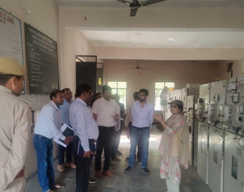 Meerut News: पूरब से लेकर पश्चिम तक गहराया बिजली संकट, लोड बढ़ने से फुंके ट्रांसफार्मर, ऊर्जा मंत्री के जिले का बुरा हाल