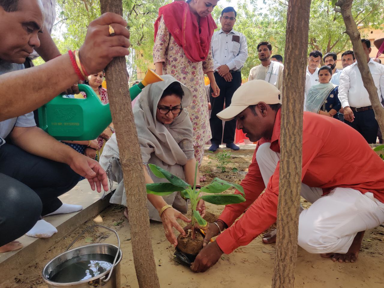 देवस्थान मंत्री शकुंतला रावत ने चलाए फावड़े, राजधानी में शुरू किया नया काम