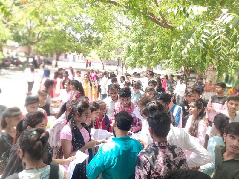 रुक जाना नहीं योजना....अंचल में नहीं बना एक भी परीक्षा केंद्र, कई विद्यार्थी 100 किमी दूर से आए देवास