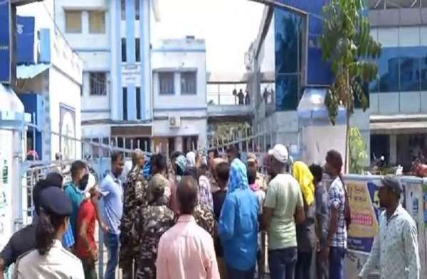 हुगली में पंचायत चुनावों के लिए नामांकन का गुरुवार को आखिरी दिन था। इस दिन नामंकन जमा करने के दौरान तृणमूल और भाजपा समर्थक आपस में भीड़ गए। दोनों पक्षों के बीच जमकर झड़प हुई।