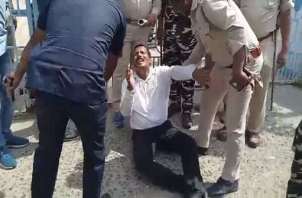 पूरा इलाका रणक्षेत्र में तब्दील हो गया। बाद में मौके पर मौजूद पुलिसकर्मियों ने बिगड़ती स्थिति को संभाला। स्थिति को तनावपूर्ण होते देख मौके पर रैफ के जवानो को उतारा गया।