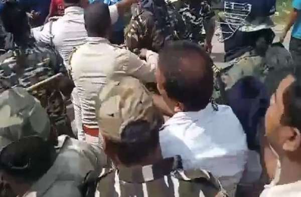 इस घटना में दोनों पक्ष के कई लोग घायल बताए जा रहे हैं। घायलों को चिकित्सा के लिए स्थानीय अस्पताल में भेजा गया है।