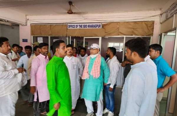 नामांकन के दौरान आचार साहिंता विधि को भंग करके खड़गपुर महकमा शासक कार्यालय के अंदर मौजूद शासक दल के नेता व कार्यकर्ता।