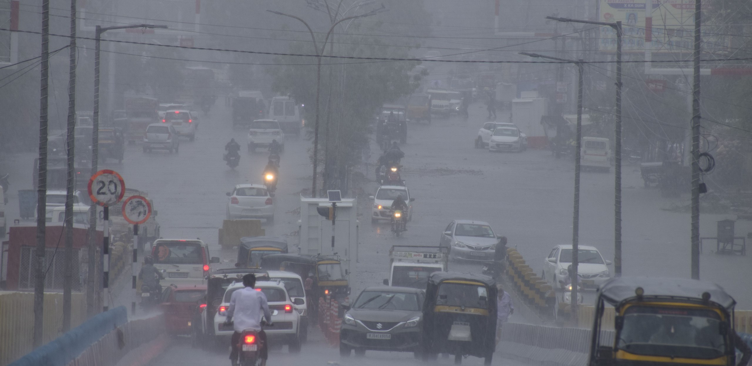 बिपरजॉय : कच्छ रण के रास्ते बाखासर क्षेत्र से रात में थार में चक्रवात की एंट्री