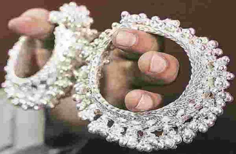 Gold Silver Price: सोने के दामों में भारी गिरावट, चांदी 72 हजार के नीचे आई