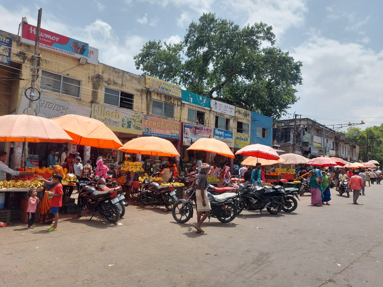 बाजार बैठकी के नाम पर सामान्य दिन में 10 और हाट बाजार में 20 रु. की वसूली