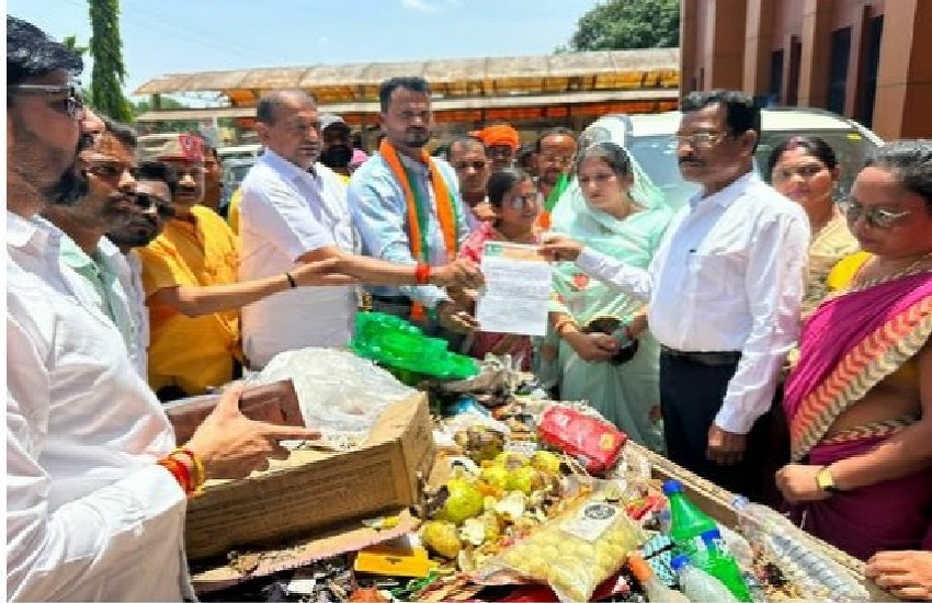 ठेले पर कचरा लेकर निकले भाजपा नेता, नारेबाजी कर किया विरोध प्रदर्शन