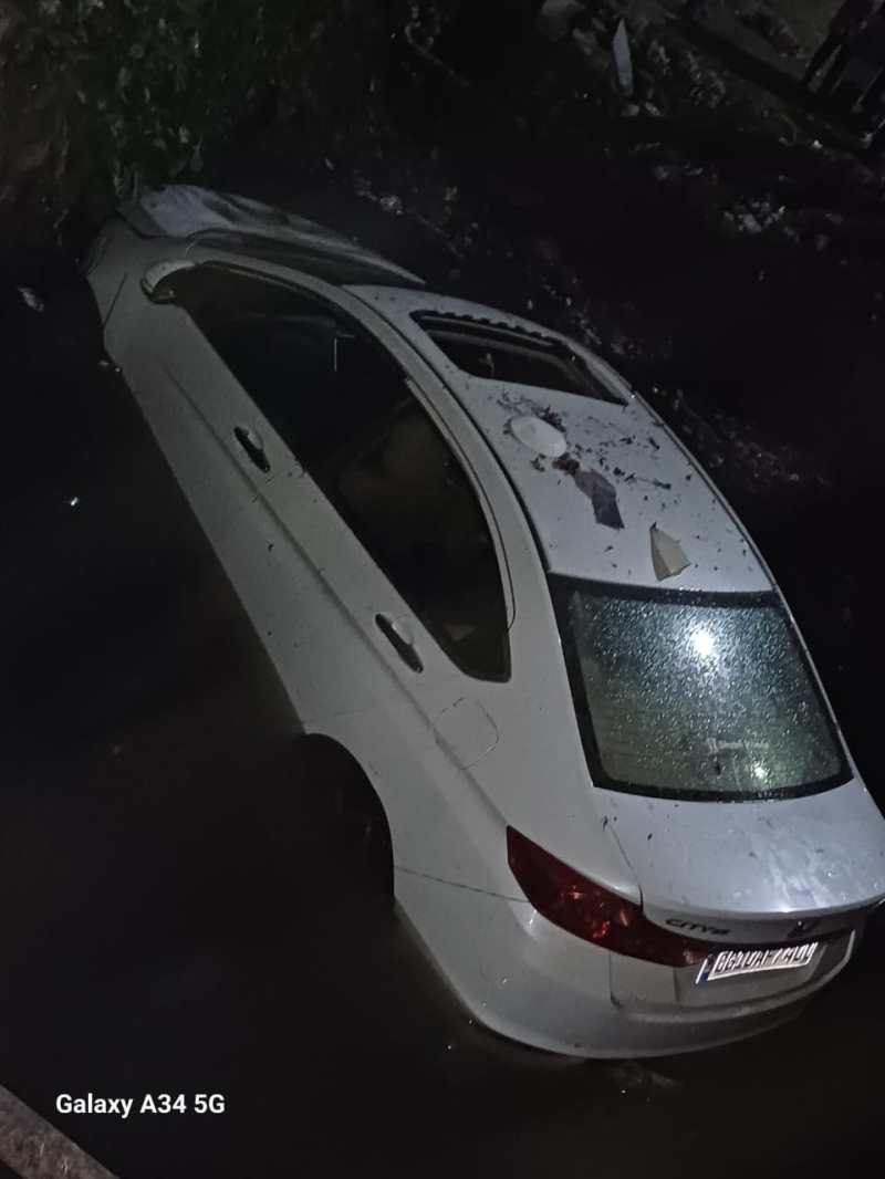 तेज रफ्तार कार नाले में जा घुसी