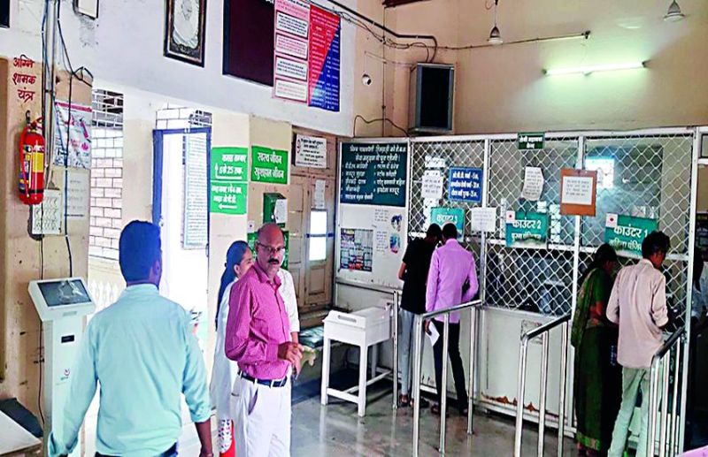 Ujjain जिला अस्पताल में शुरू नहीं हुई टोकन व्यवस्था, पर्ची लेकर ही घूम रहे मरीज