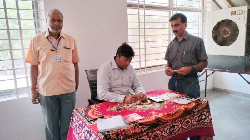 बेंगलूरू से आए पांच इंजीनियर, इवीएम वेयर हाउस में कर रहे एफएलसी