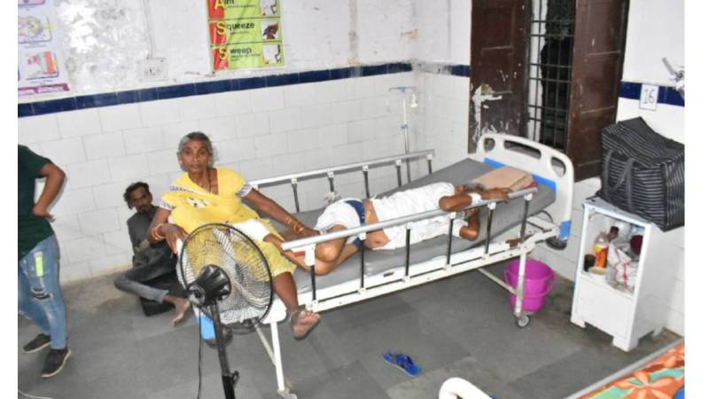 अस्पताल के वार्डों में 20 कूलर ,आधा दर्जन पंखे खराब, घर से पंखे कूलर ला रहे भर्ती मरीज