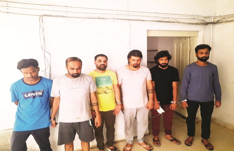 Theft of lakhs was done by the speculator, six arrested