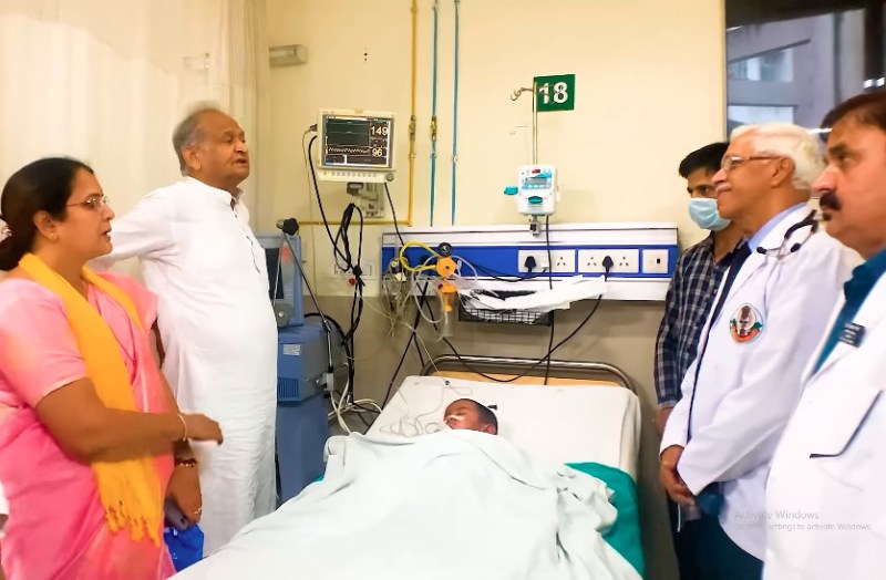 After reading Divyanshu emotional letter CM Ashok Gehlot reached JK Lon Hospital