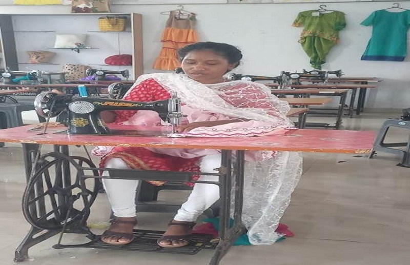 CG Achievement: कभी सिर पर ढोया बोझा, अब खोलेंगी बुटीक, दुर्गा कंवर की प्रेरणा देने वाली कहानी