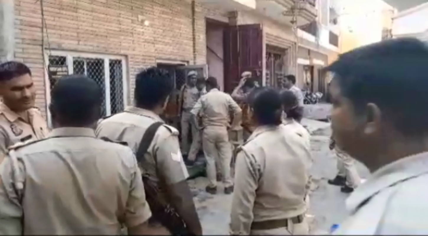 Meerut News: यौन शोषण आरोपी मेरठ बार एसोसिएशन का पूर्व उपाध्यक्ष फरार, पुलिस की दबिश; देखें वीडियो