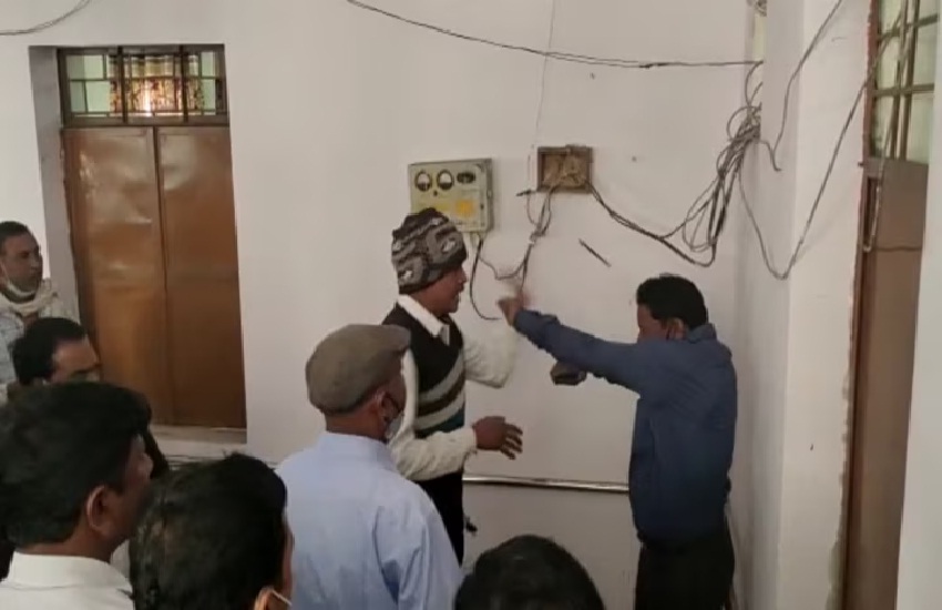 अघोषित बिजली कटौती, आक्रोशित लोगों ने कर्मचारी से की मारपीट, फिर मचाया हंगामा